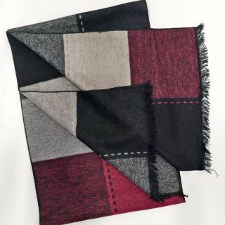 Hřejivé, měkoučké a jemné tak, že budete mít pocit, že držíte v ruce ten nejlepší kašmír. Šály z česaného hedvábí jsou...