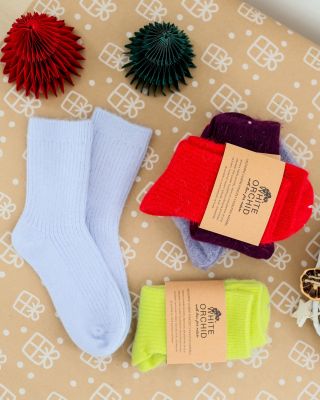 Ponožky patří pod stromeček! 🎄 Tenhle klasický dárek jsme si rozbalili na Vánoce všichni, darujte ho tedy v takové...