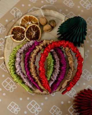 Čelenky, gumičky nebo ozdoby do vlasů jsou perfektní drobný dárek, který potěší elegantní mladé slečny. Inspirujte se i...