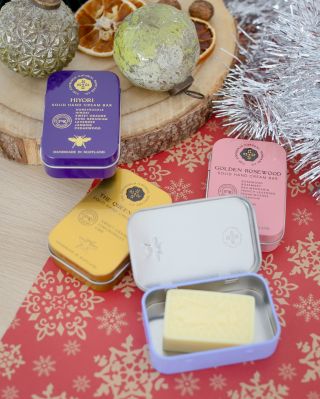 Chcete pod stromečkem potěšit maminku nebo babičku? 💝 S luxusní přírodní kosmetikou Edinburgh Natural Skincare nemůžete...